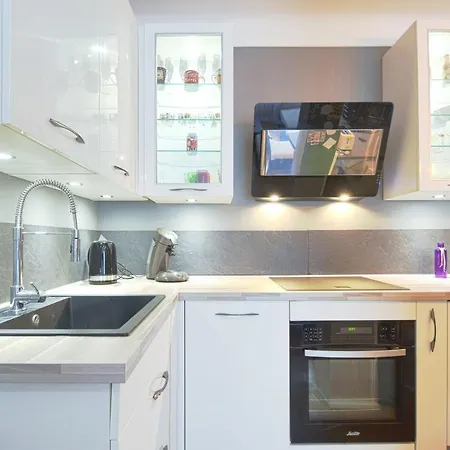 Splendid Bright And Spacious Apt Near Rhone